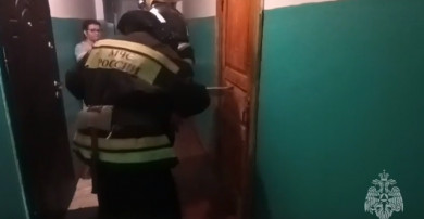 Курские спасатели вскрыли квартиру пенсионерки