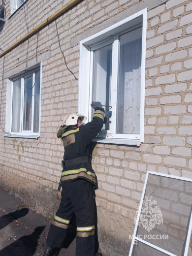 Курские МЧСники спасли пенсионера из закрытой квартиры