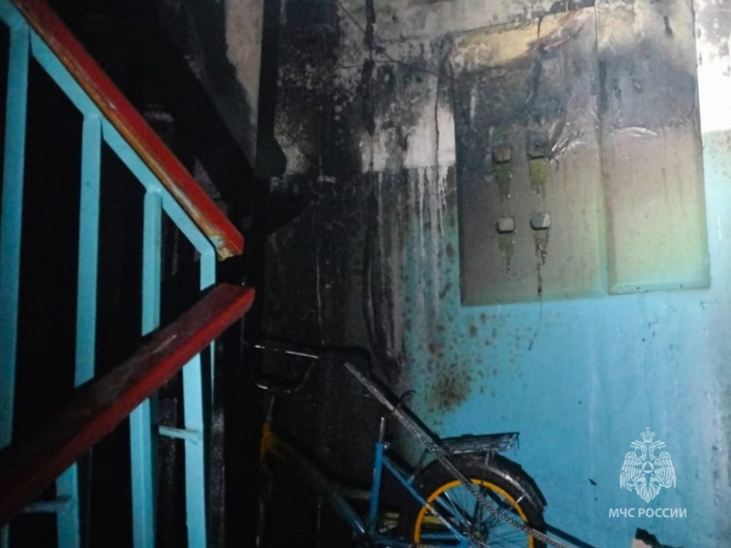 Пожар в тамбуре заблокировал 10 детей и 7 взрослых в квартирах