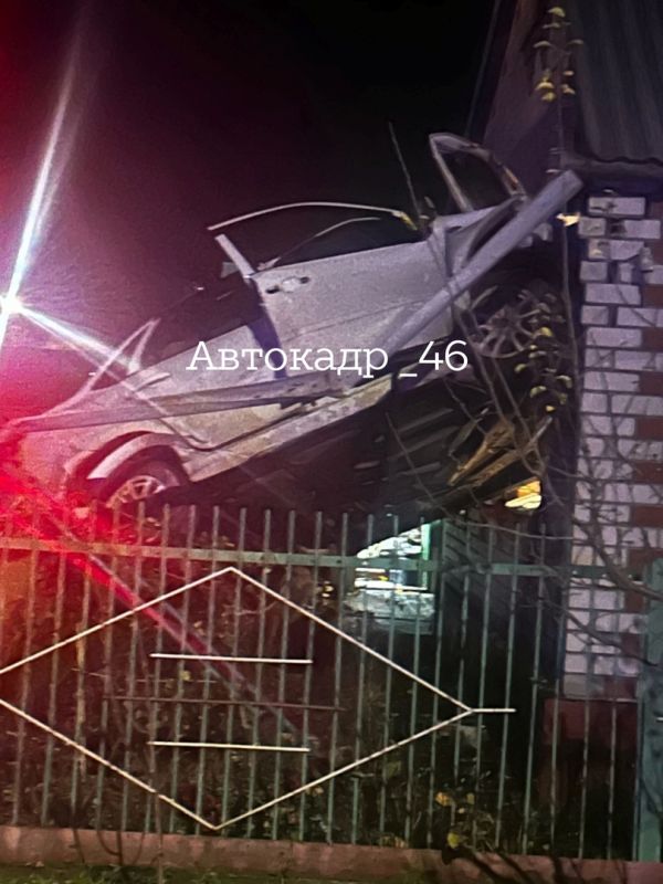 В Курске угонщики влетели во второй этаж жилого дома на чужом авто