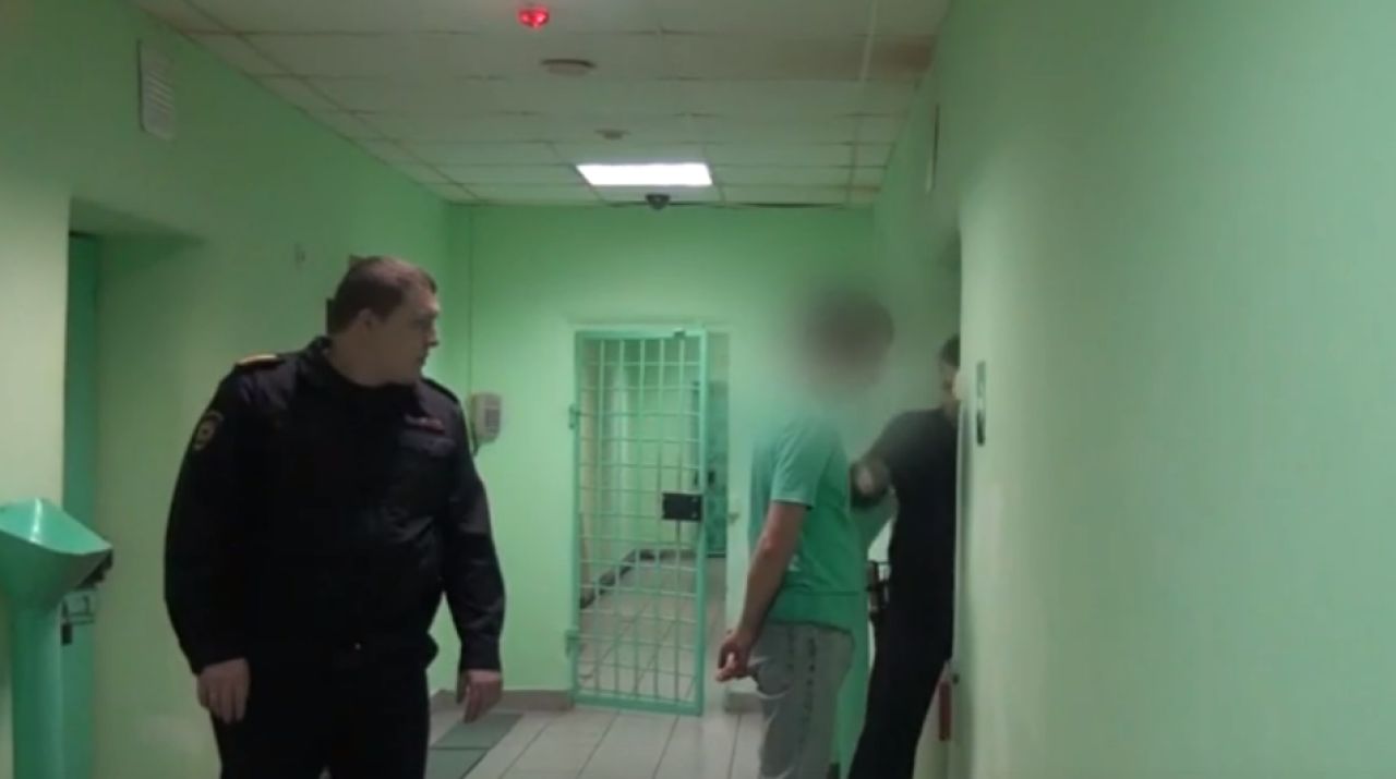 В Курске грабитель напал на женщину в подземном переходе