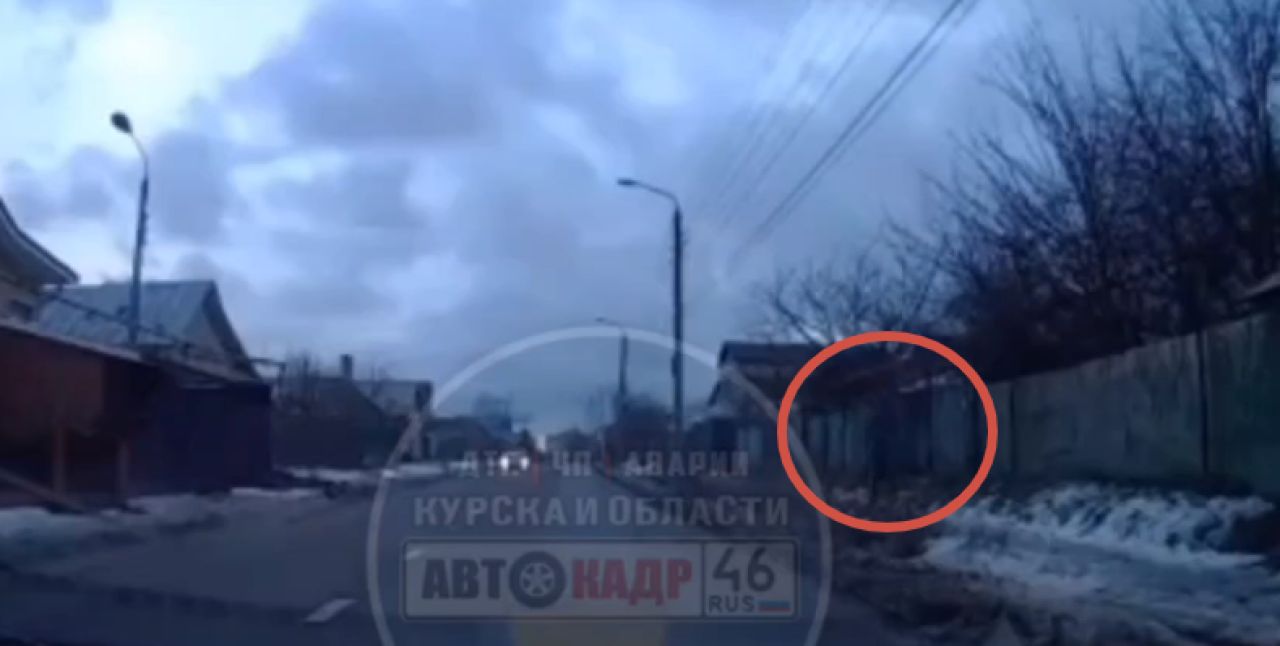 <p>Подозрительного мужчину запечатлел видеорегистратор таксиста</p>