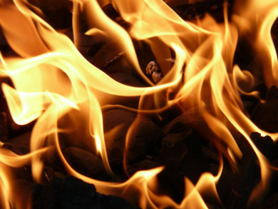 Два беспилотника рухнули на топливный комплекс в Орле — произошёл пожар