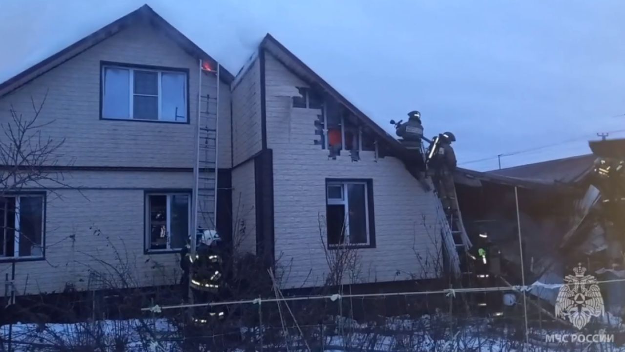 В Курске пожарные спасли двух человек из горящего дома