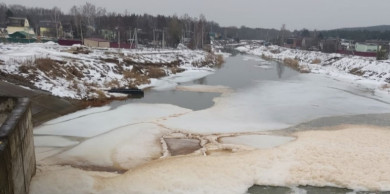 В Курской области реку будут обследовать из-за подозрительной желтой пены