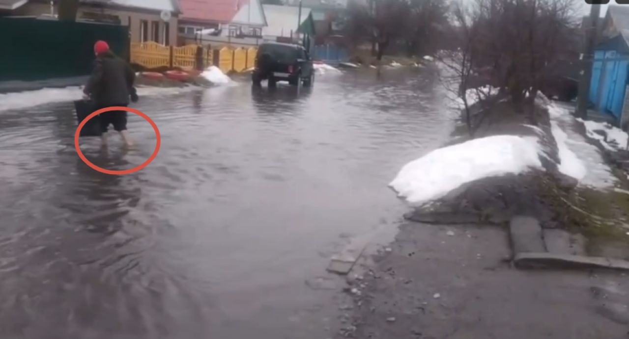 В Курске улица Прилужная превратилась в Венецию