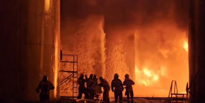 В Курском районе продолжают тушить пожар после атаки ВСУ