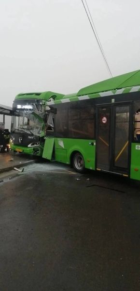 В Курске столкнулись два автобуса — один из них вылетел на остановку
