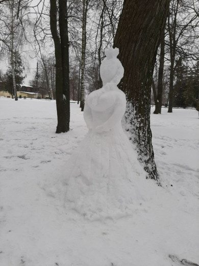 В Курске снежная царевна украсила парк