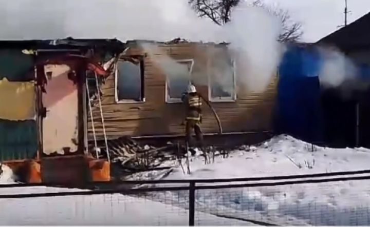 В Курской области из-за замыкания сгорел дом