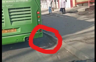 В Курске автобусы проваливаются в ямы в остановочных карманах