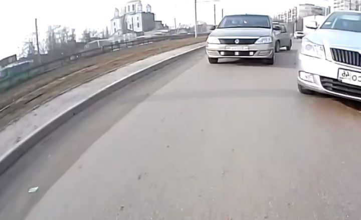 В Курске водитель перестроился и спровоцировал столкновение других машин