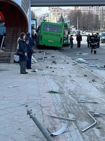 В Курске автобус протаранил несколько машин и остановку, а потом врезался в другой автобус