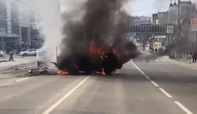 После массового ДТП на Дзержинского загорелись две машины
