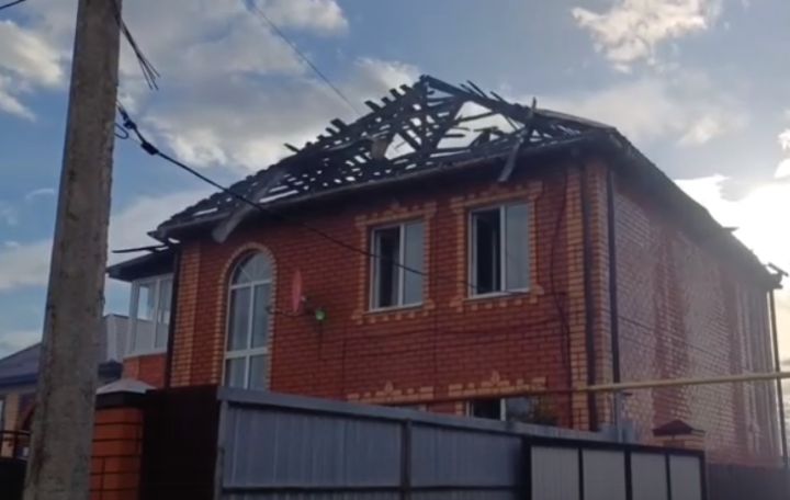 В Курской области из-за ветра сгорела крыша дома