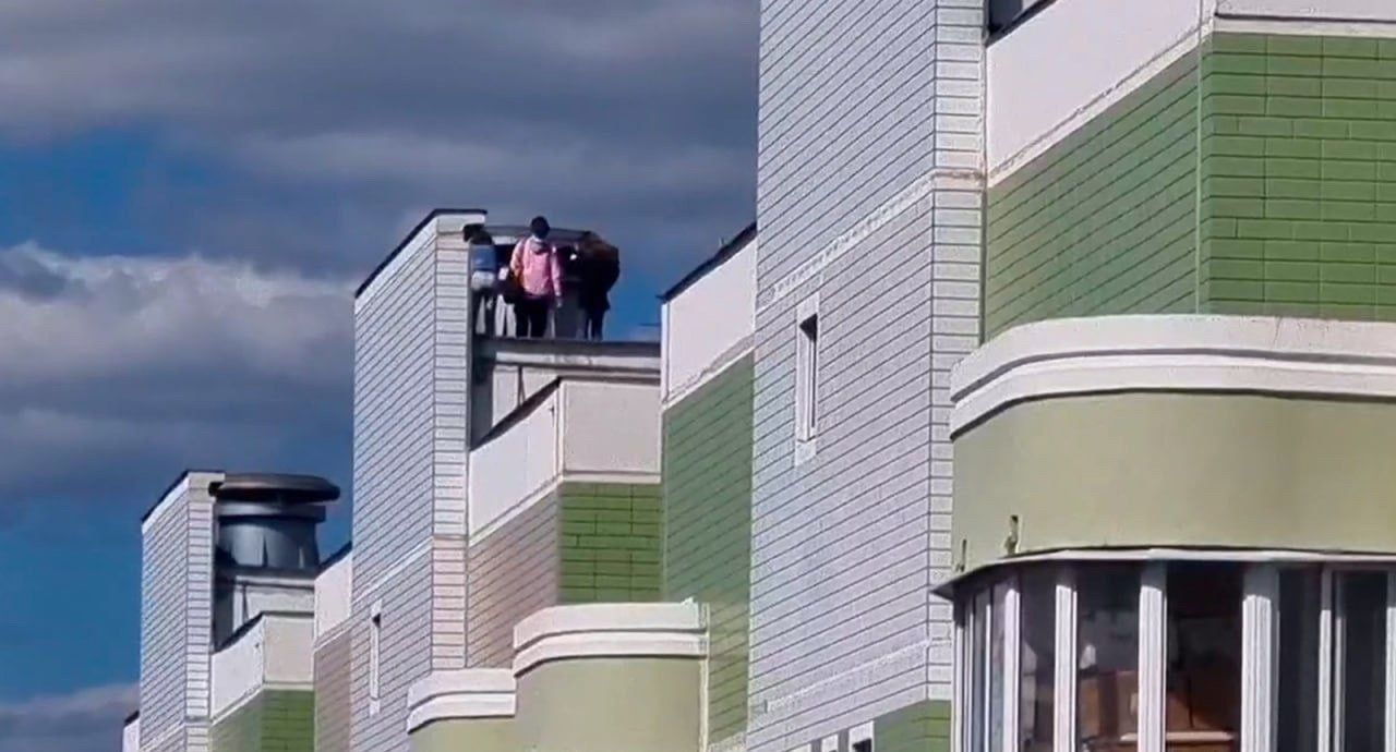 В Курске школьницы забрались на крышу высотки ради эффектных кадров