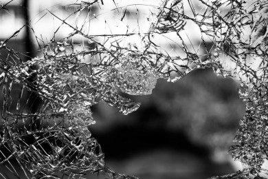 Украинский дрон-камикадзе атаковал легковушку в Черноземье: есть пострадавший