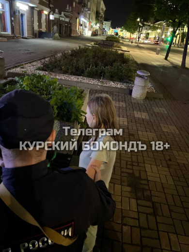 В Курске неадекватная девушка с полуголым малышом чуть не попала под автобус