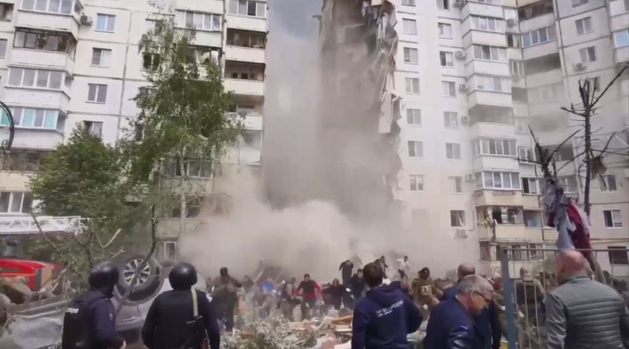 Обрушилась крыша белгородской 10-этажки, в которую попал снаряд: под завалом спасатели