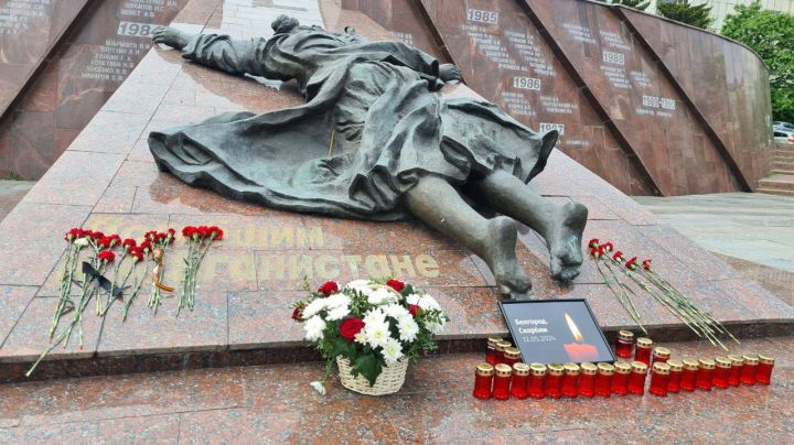 Куряне несут цветы и свечи в память о погибших белгородцах к монументу Скорбящая мать