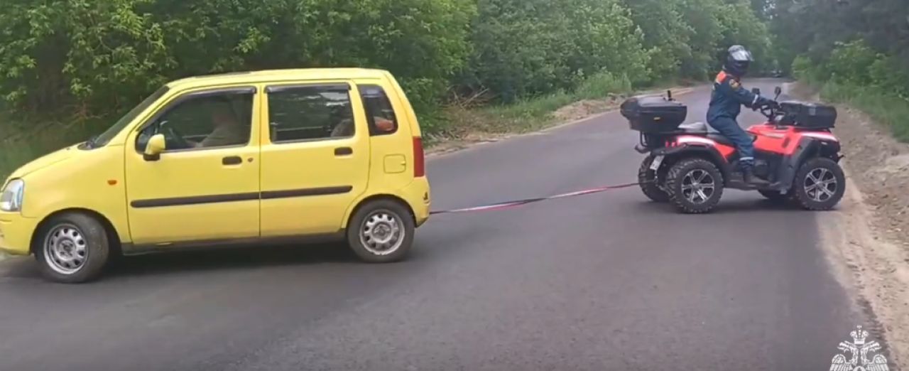 Спасатель на квадроцикле вытащил легковушку пенсионера из западни