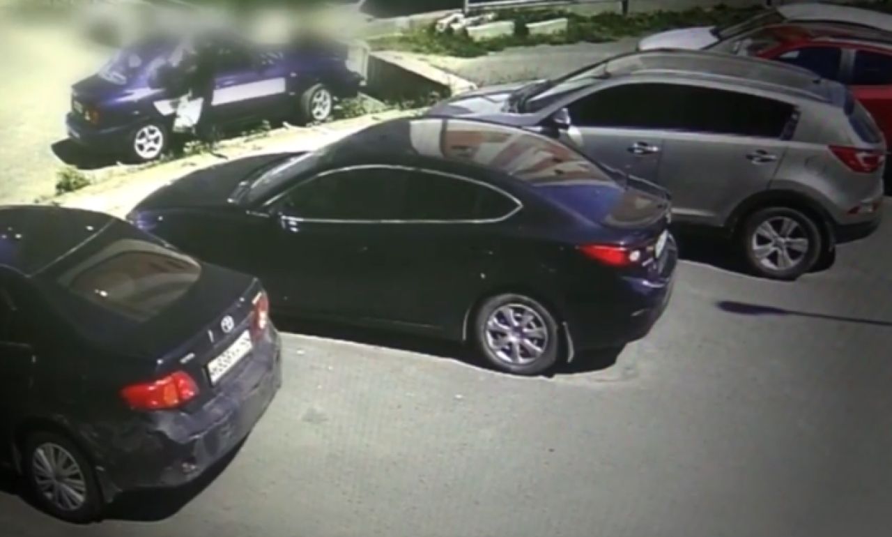 В Железногорске молодой мужчина украл из машины куртку с деньгами и пошел гулять в парк