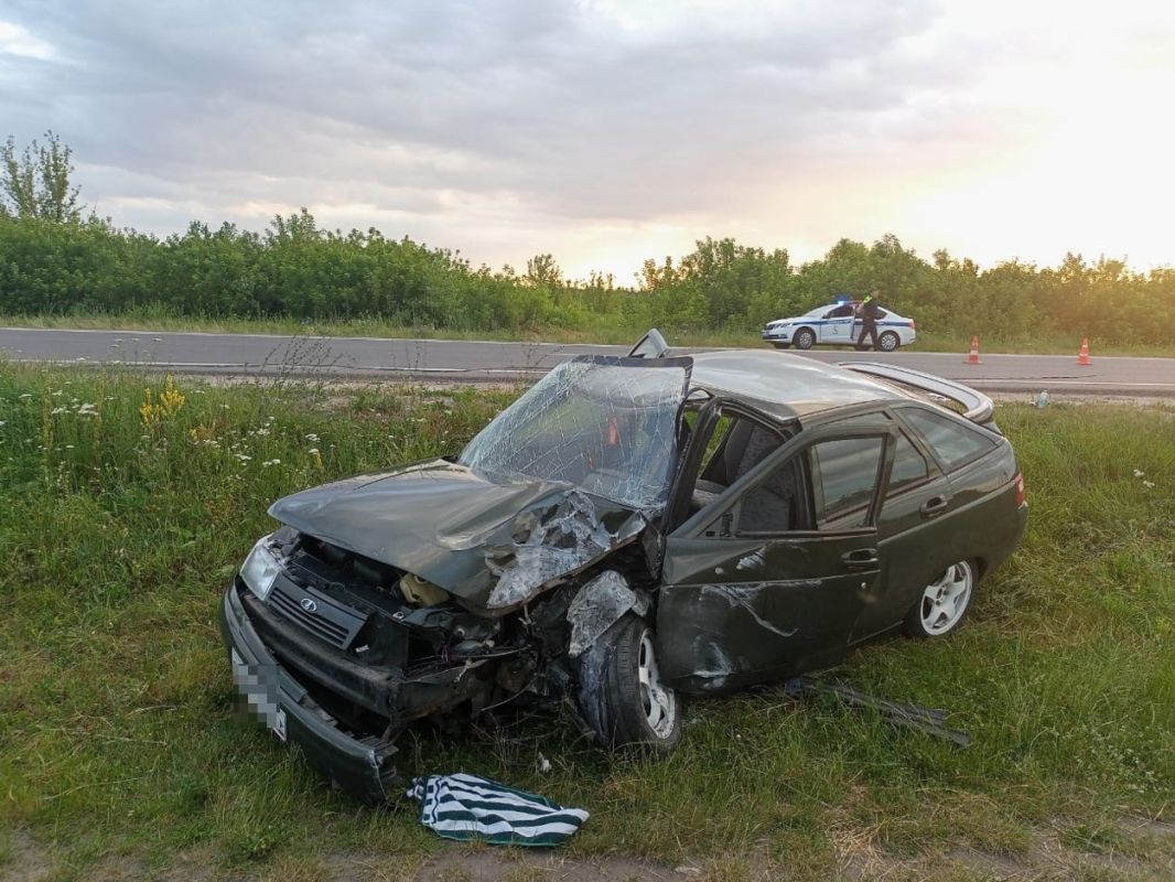 В Курской области водитель уснул за рулем, снес столб и заблокировал движение