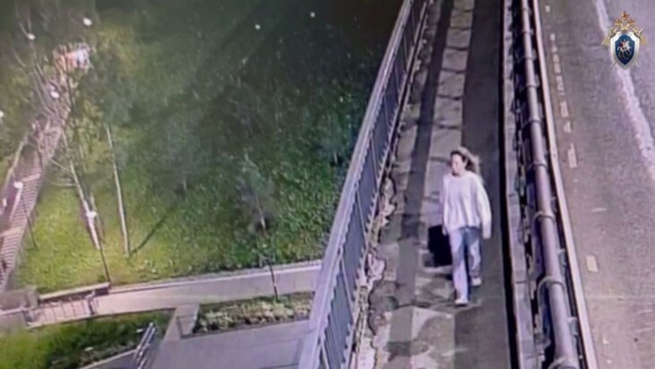 Появилось видео, как женщина отвозит тело убитого ребёнка в чемодане на мусорку