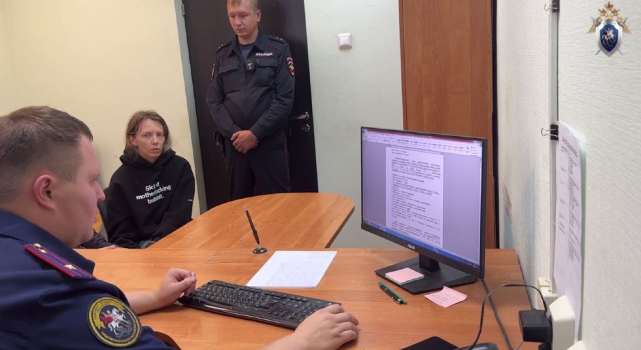 Появилось видео допроса матери, выбросившей тело убитого сына на&nbsp;мусорку в&nbsp;чемодане