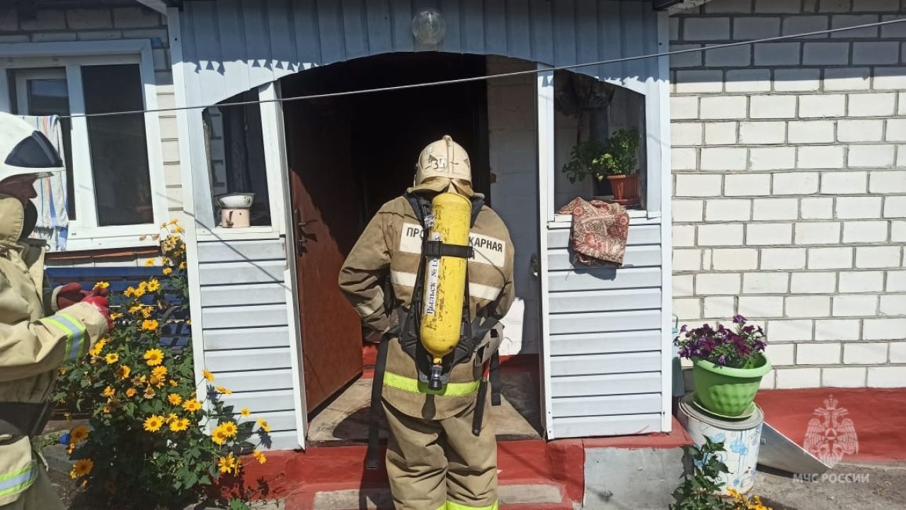 В Курской области из-за церковной свечи загорелся дом