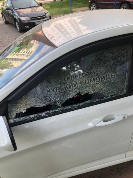 В Курске во дворе дома расстреляли легковушку