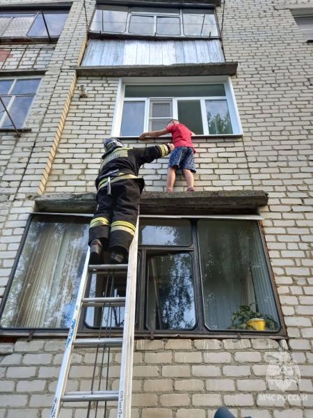 В Курской области ребенок вышел на прогулку через окно и застрял на козырьке