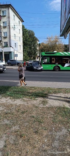 В Курске столкнулись легковушка и троллейбус