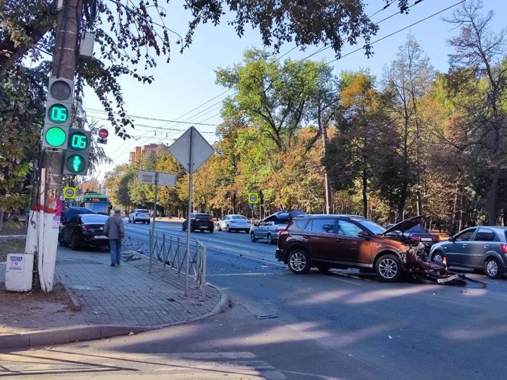 В Курске автомобиль пробил ограждение и вылетел на тротуар