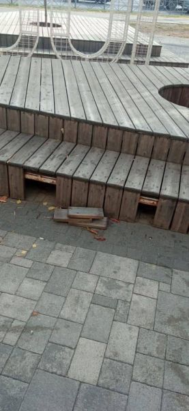 В Курске неизвестный разломал подиум в сквере