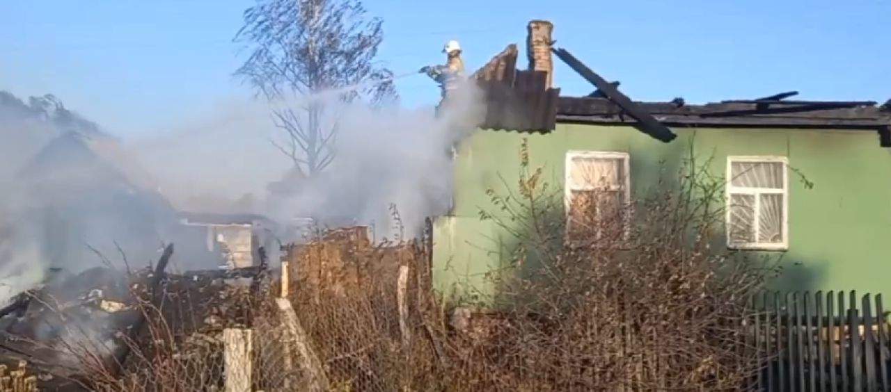 В Курской области сильный ветер спровоцировал пожары в двух домах