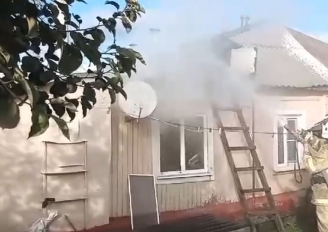 В Курской области из-за неисправного выключателя загорелся дом