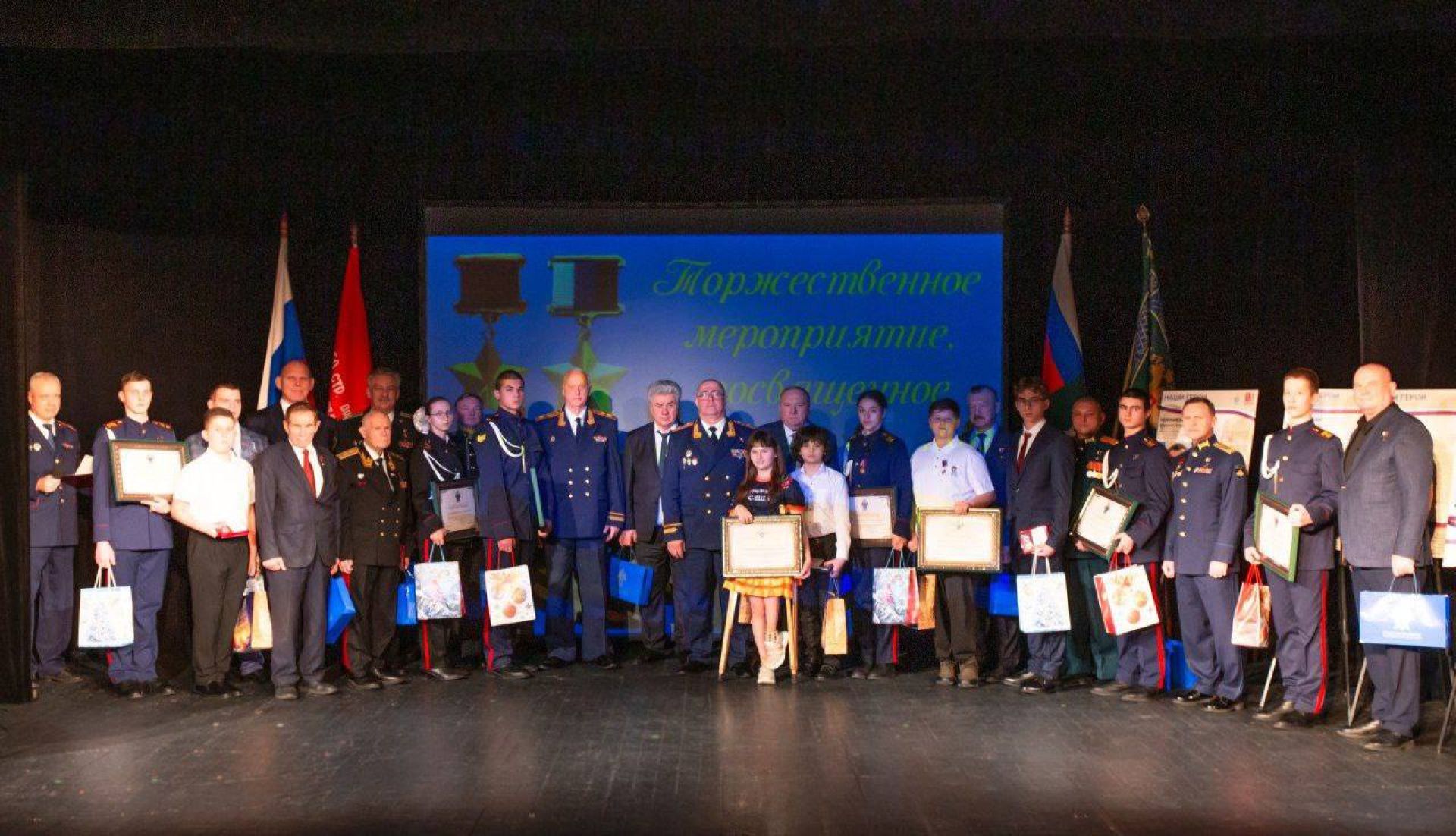 Курского старшеклассника наградили за спасение пенсионерки после удара дрона