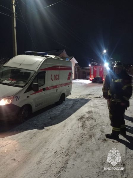 Сотрудники МЧС помогли курянке с нестандартным весом подняться с пола