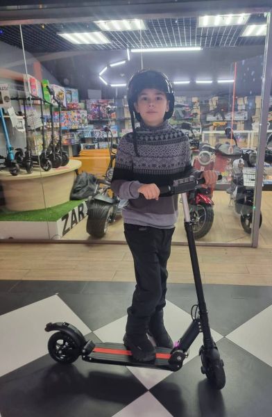 Мальчику из курского приграничья подарили на Новый год девичий самокат