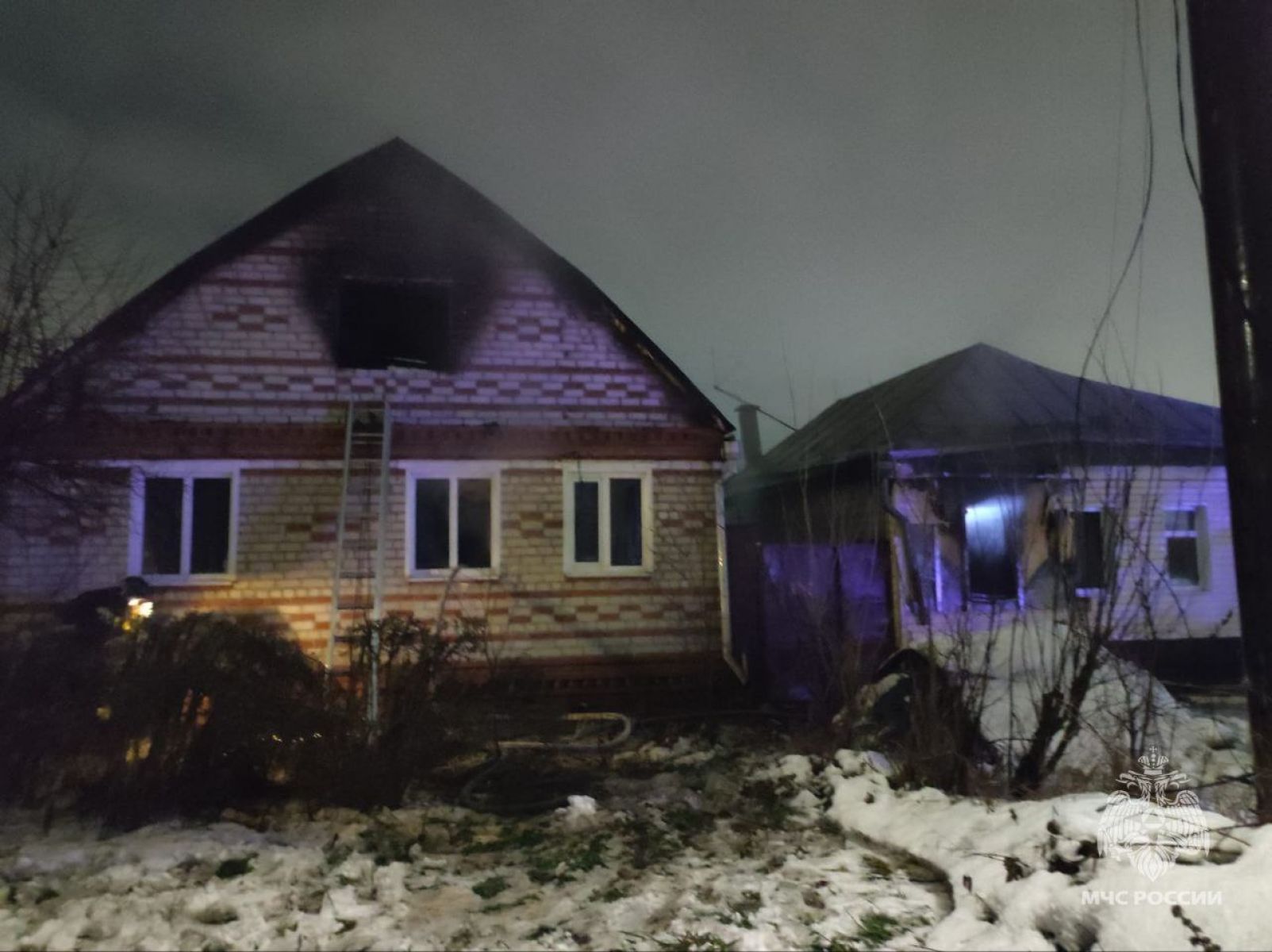 В Курске 30 человек тушили горящие дома на Кривецкой