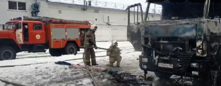 В Курской области грузовик сгорел из-за газового баллончика