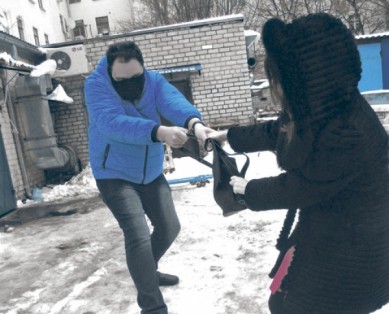 Одних граблю, другим отдаю