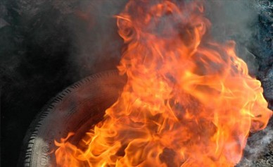В центре Курска во время движения загорелся автомобиль