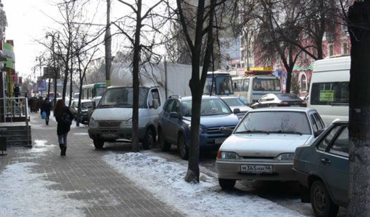 Ещё чуть-чуть — и железные динозавры вытеснят пешеходов даже с тротуаров