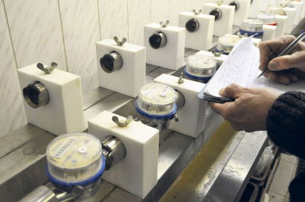 Поверка настолько сложная и затратная процедура, для которой счётчик 
нужно снимать и везти в «Водоканал», что спустя 5 лет проще купить и поставить новый прибор