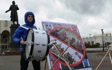Куряне посадили фотографии Pussy Riot за колючую проволоку