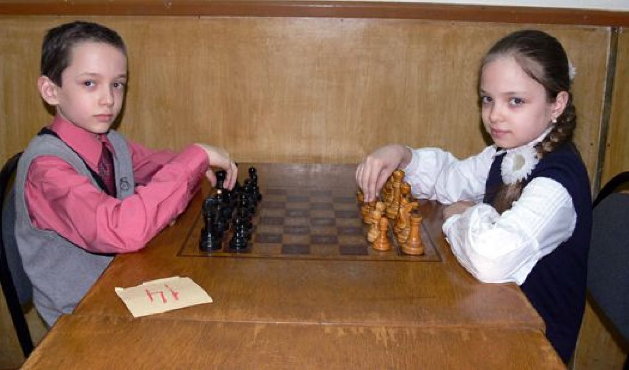 Недавно на первенстве ЦФО в Белгороде Миша выиграл пять партий подряд, а Настя отличилась ещё заметнее — она стала бронзовым призёром первенства