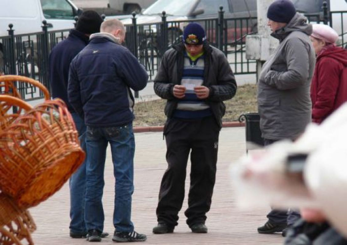Торговцы на рынке полезны полиции, поэтому разгонять их вряд ли будут