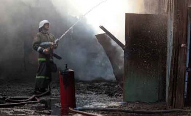 Курские полицейские спасли мужчину из горящего дома, не дожидаясь пожарных